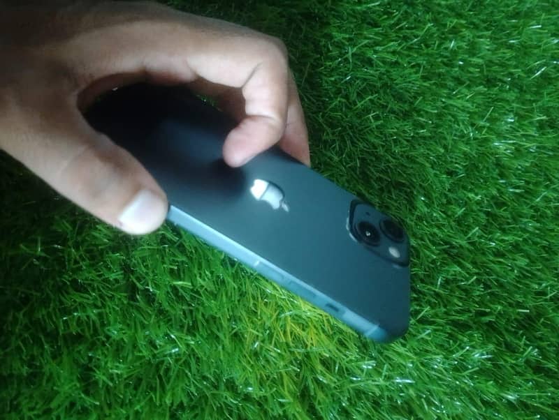 Apple iPhone 13 5
