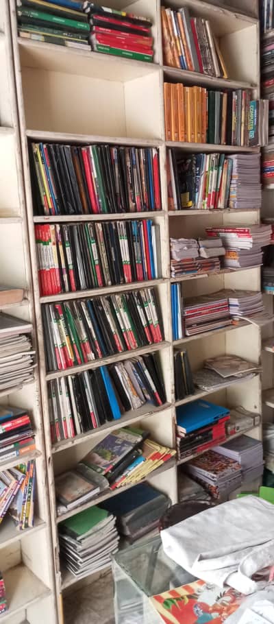 Wooden books ki almariyan / shelves sale ke liye available hain.