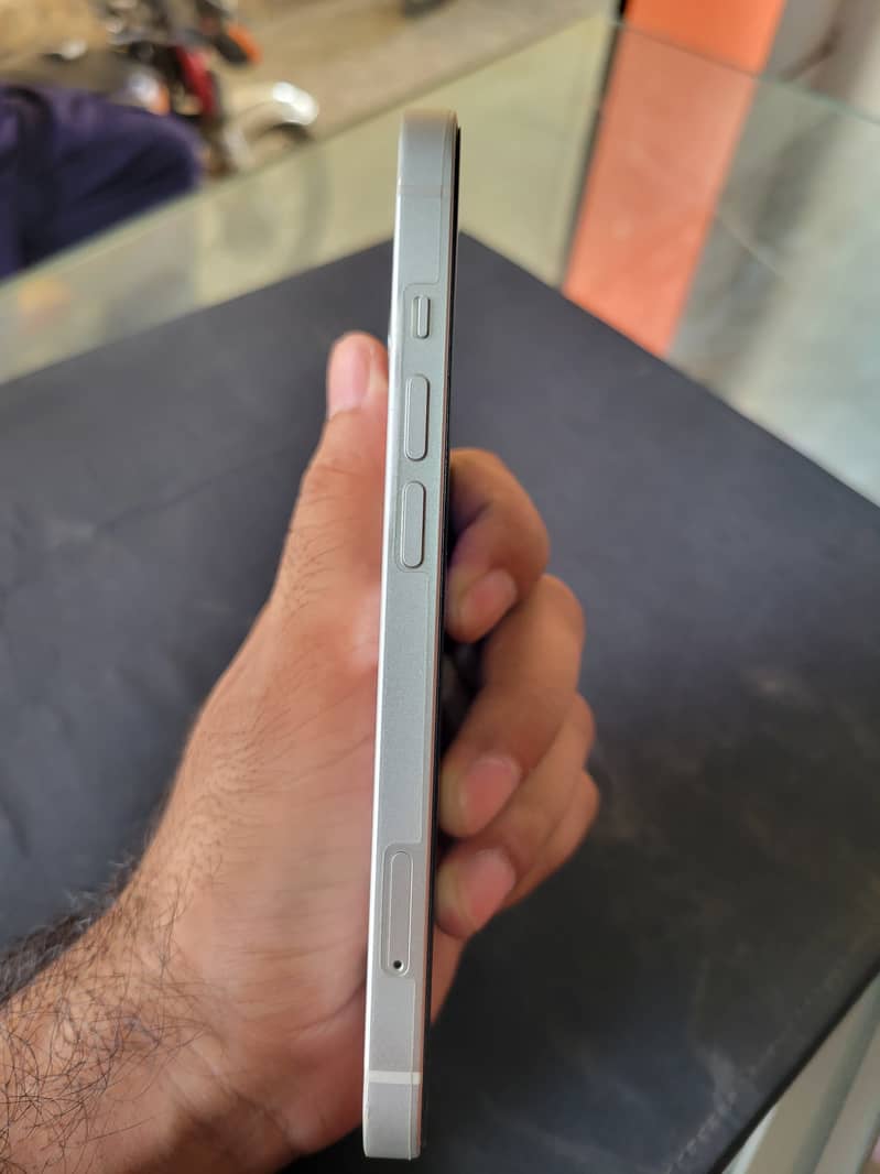 Apple iPhone 13 2