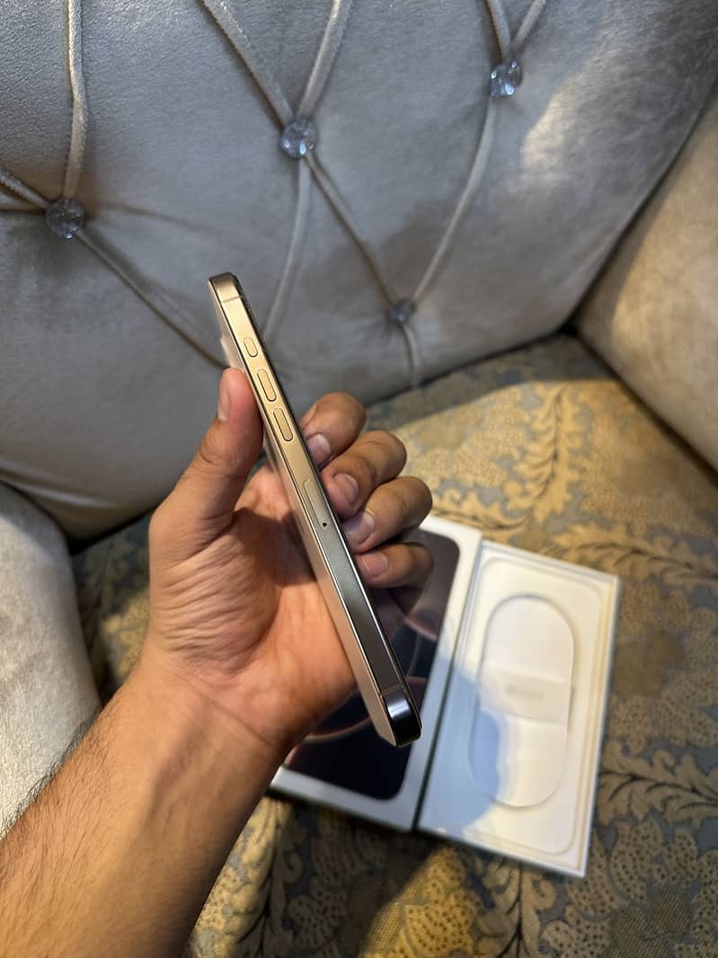 Apple iPhone 16 Pro Max 2
