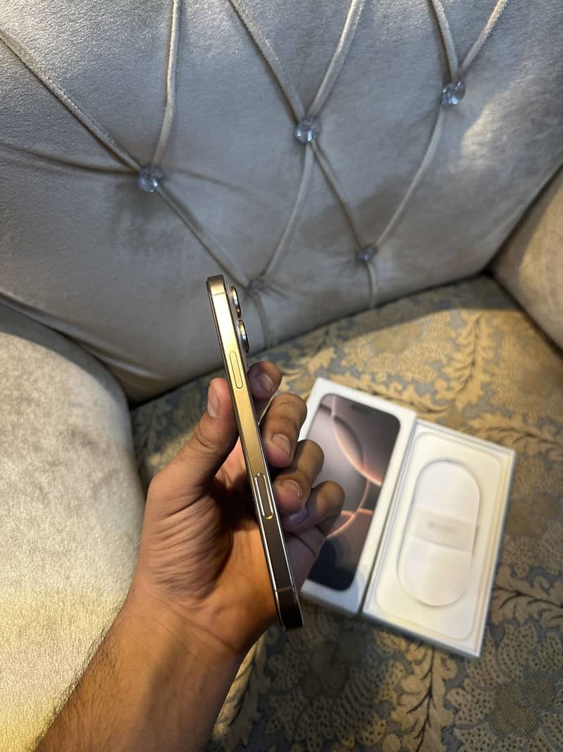 Apple iPhone 16 Pro Max 4