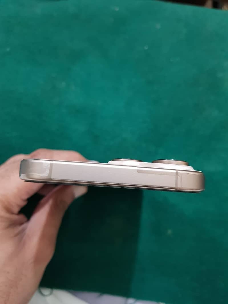 Apple iPhone 16 Pro Max 1