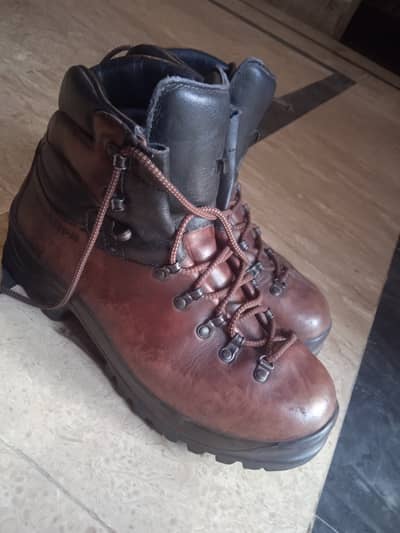 World-class Italian leather. Built for the mountains