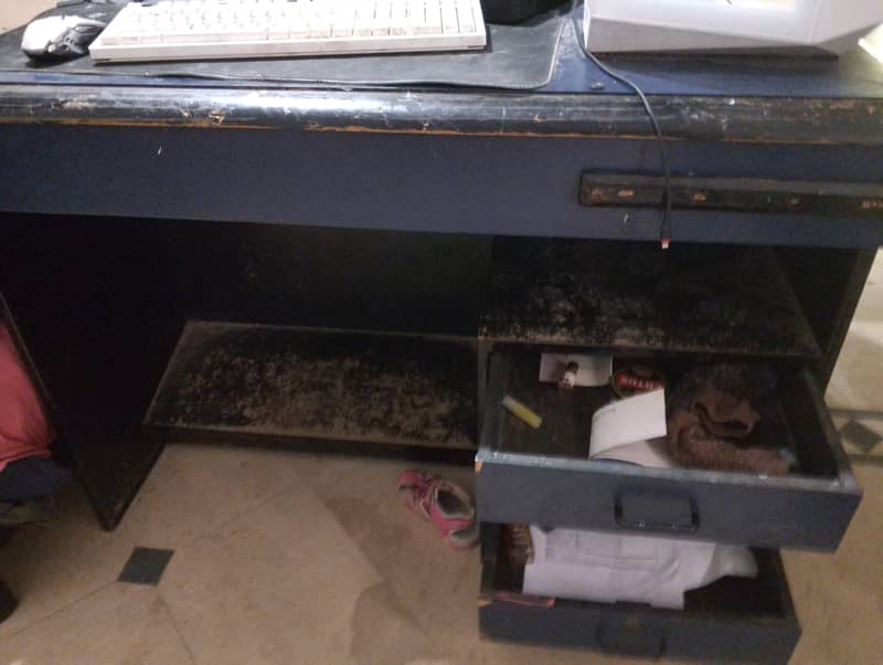 old computer table fully working need polish 1