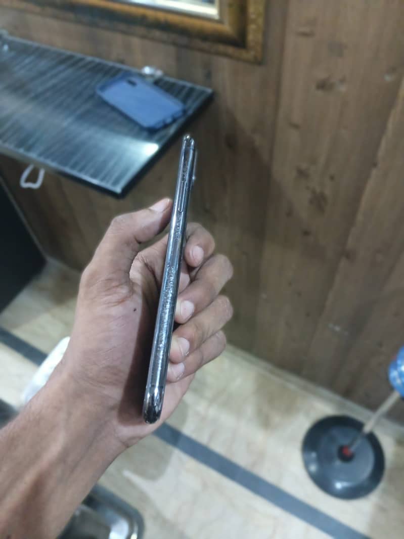 Apple iPhone X 4