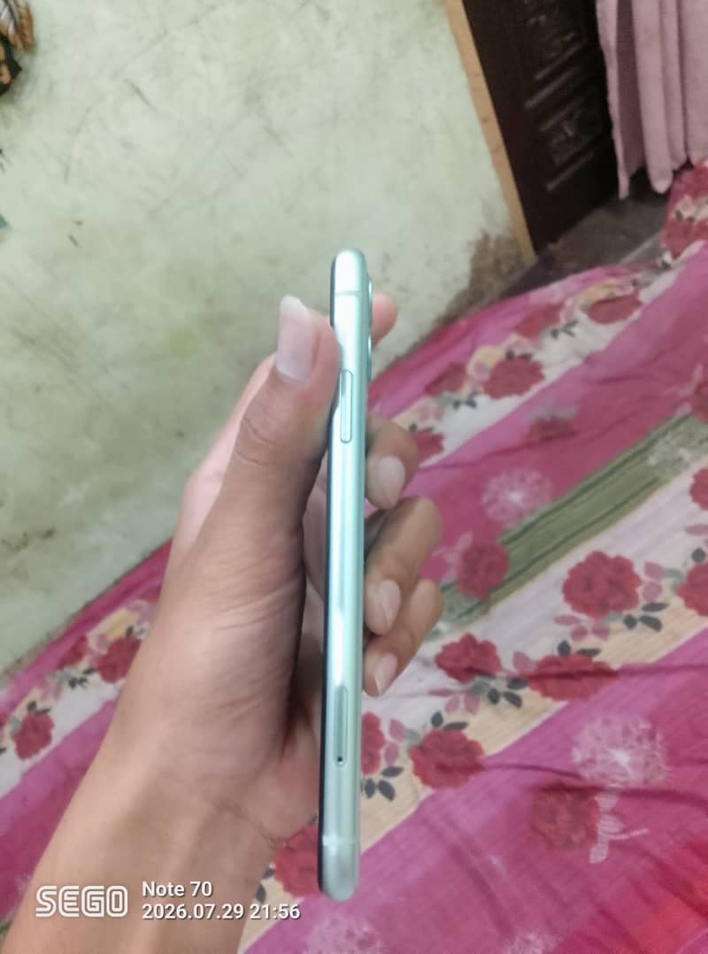 iPhone 11 4
