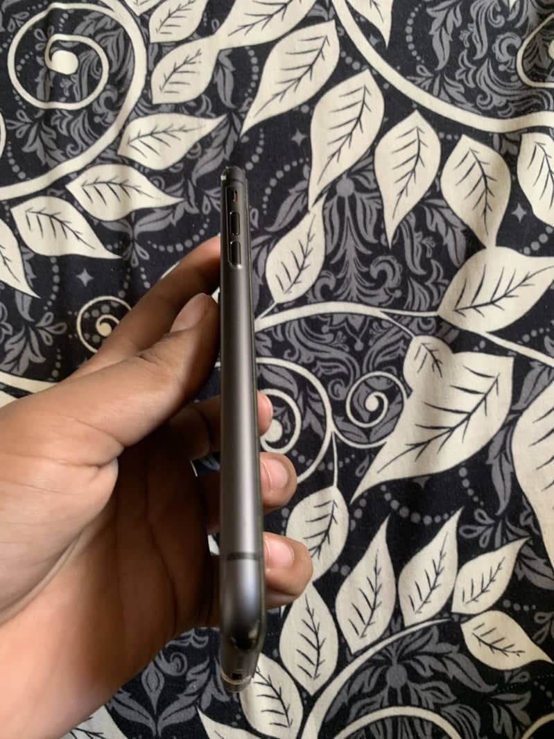 Apple iPhone 11 4