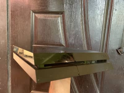 Playstation 4 fat 500 gb with three controllers. and 4 games dvds