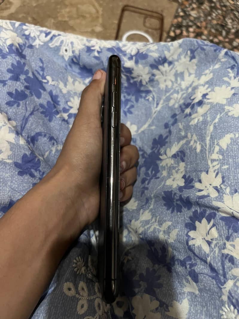 Apple iPhone 11 Pro Max 2