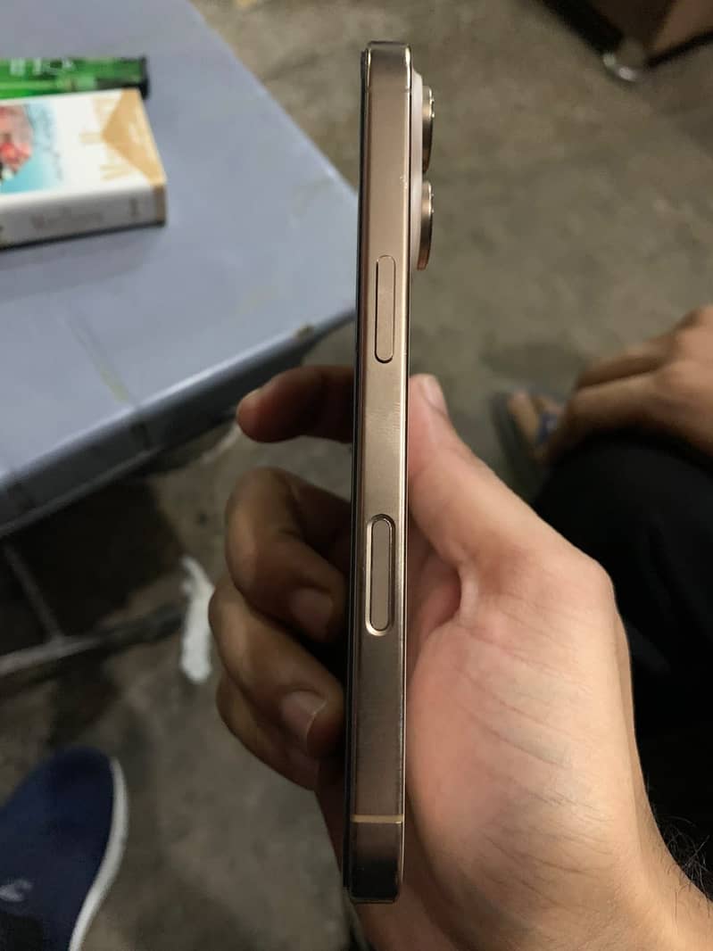 Apple iPhone 16 Pro 2