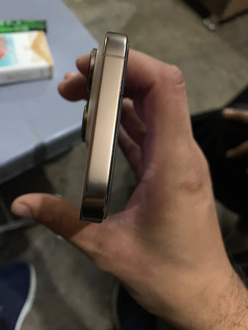 Apple iPhone 16 Pro 3