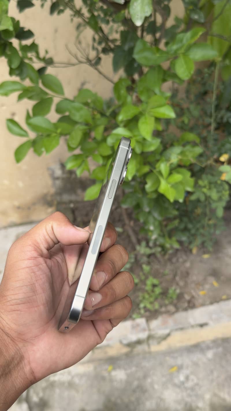 Apple iPhone 15 Pro Max 2