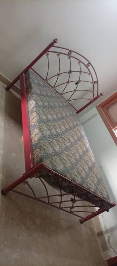 bed with dreasing table