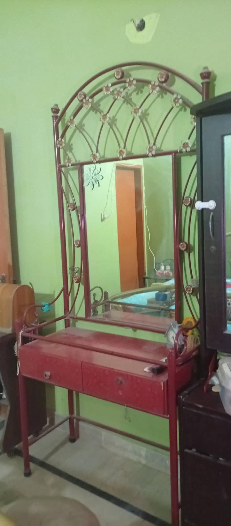 bed with dreasing table 2