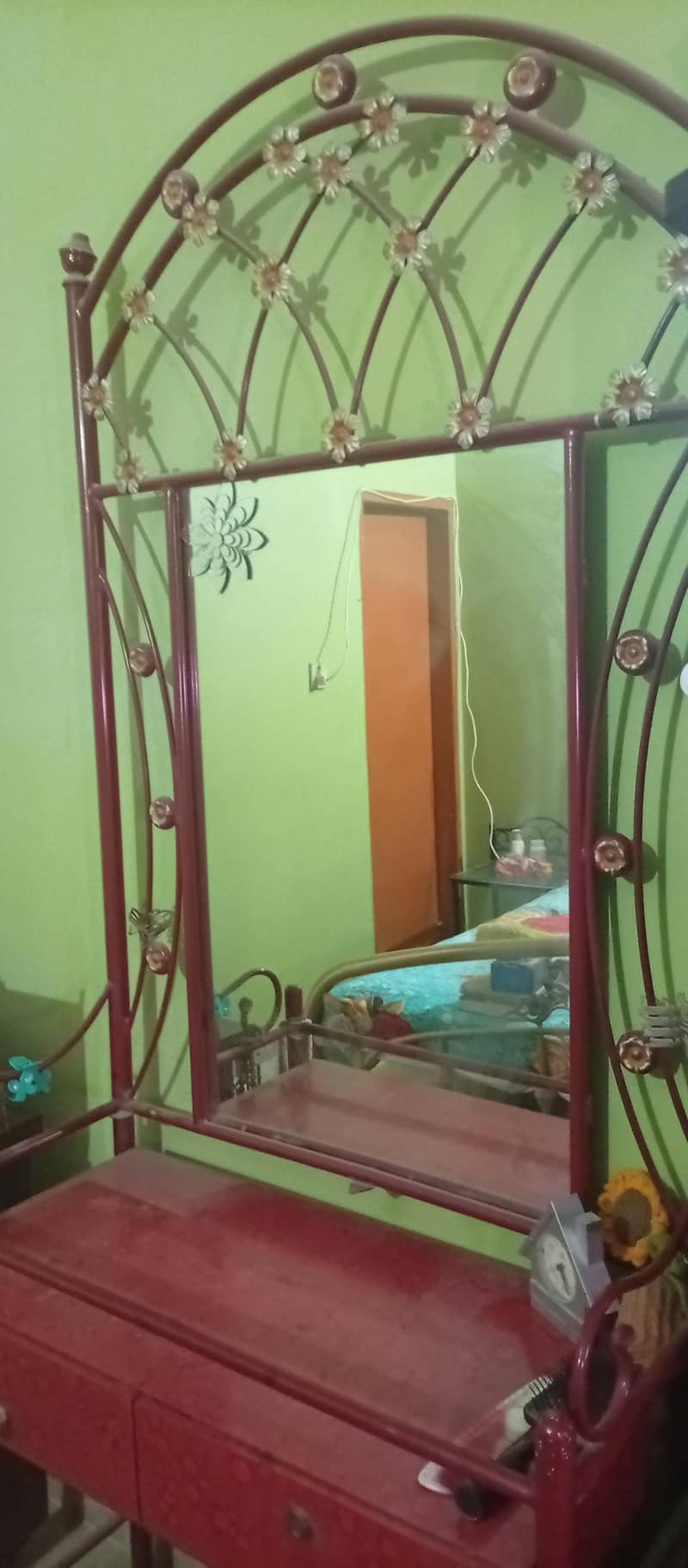 bed with dreasing table 3