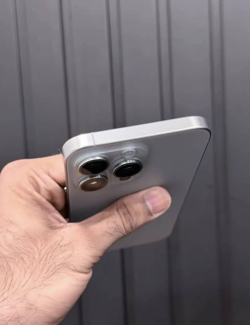 Apple iPhone 15 Pro Max 2