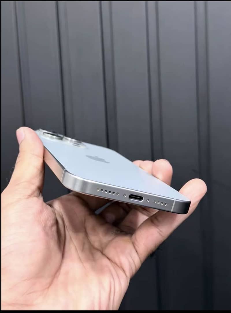 Apple iPhone 15 Pro Max 4