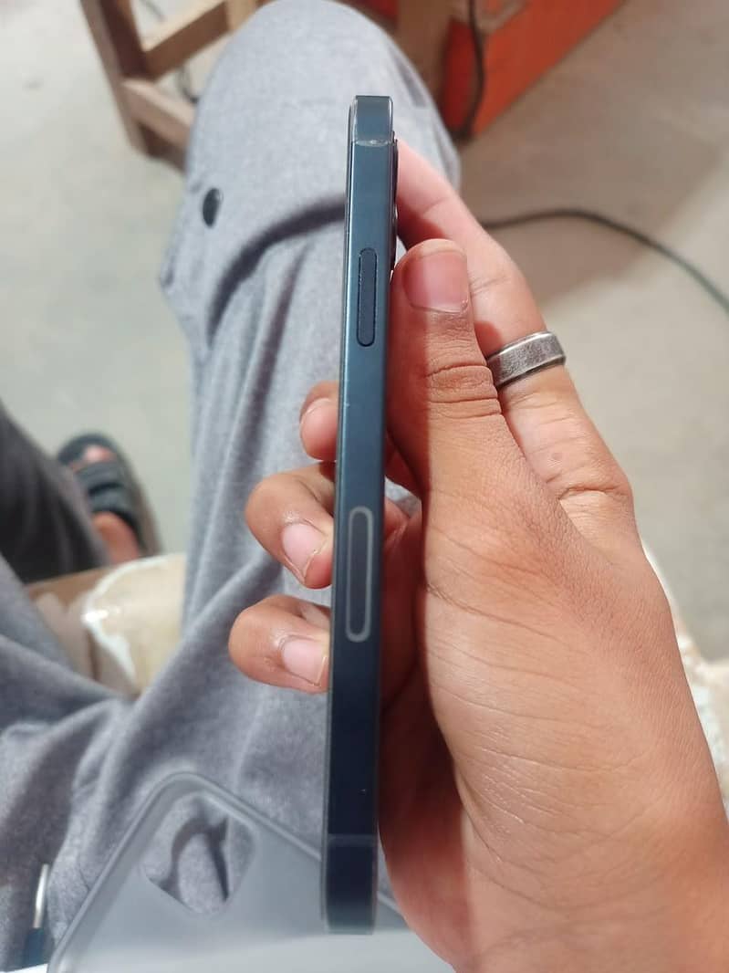 Apple iPhone 12 4