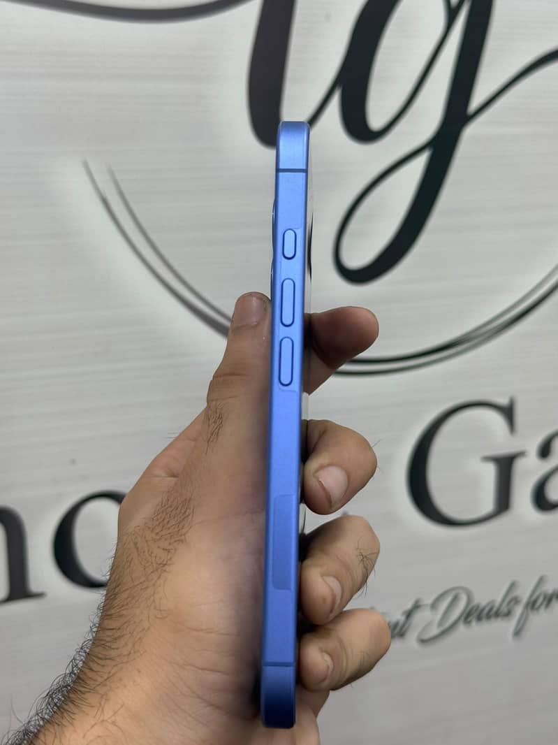 Apple iPhone 16 3