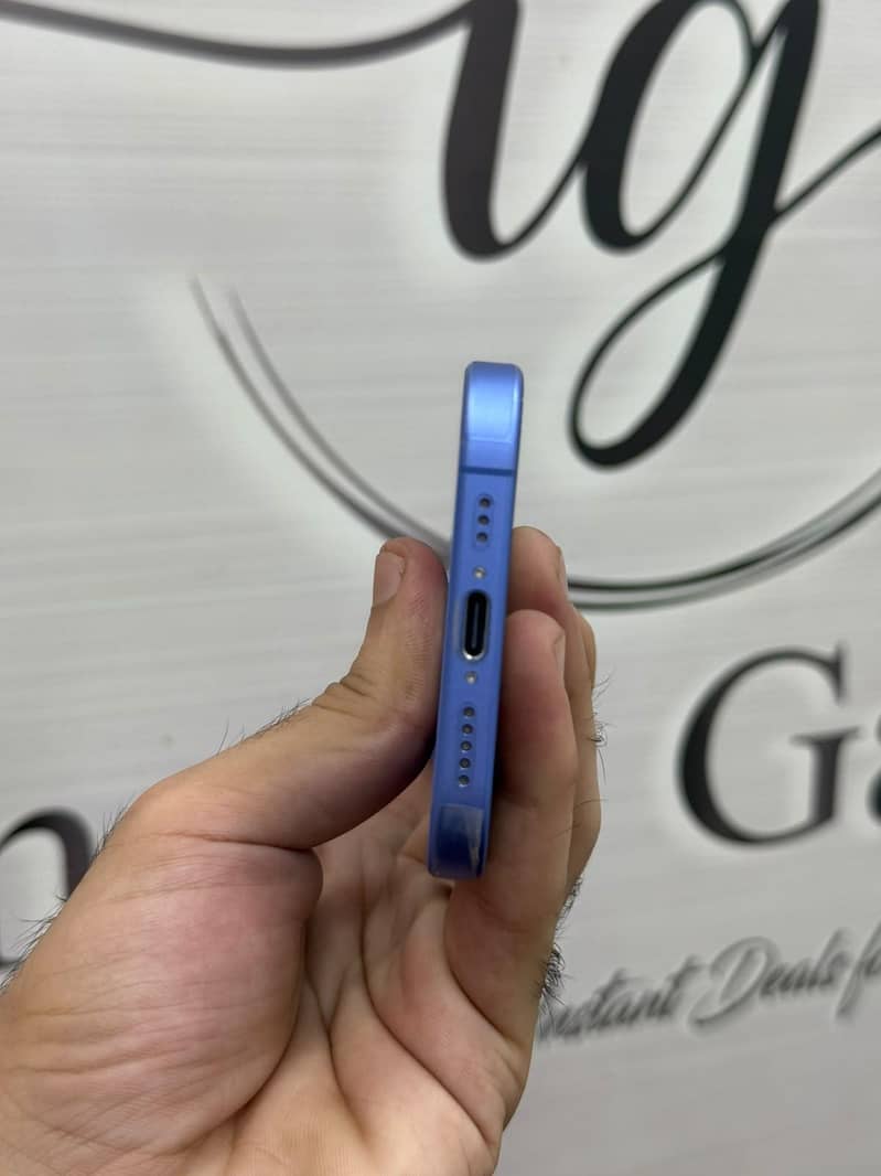 Apple iPhone 16 4