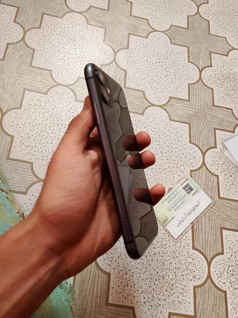 Apple iPhone 11 4