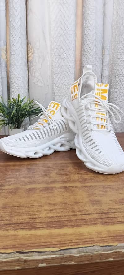 White hollow sole mesh blade sneakers