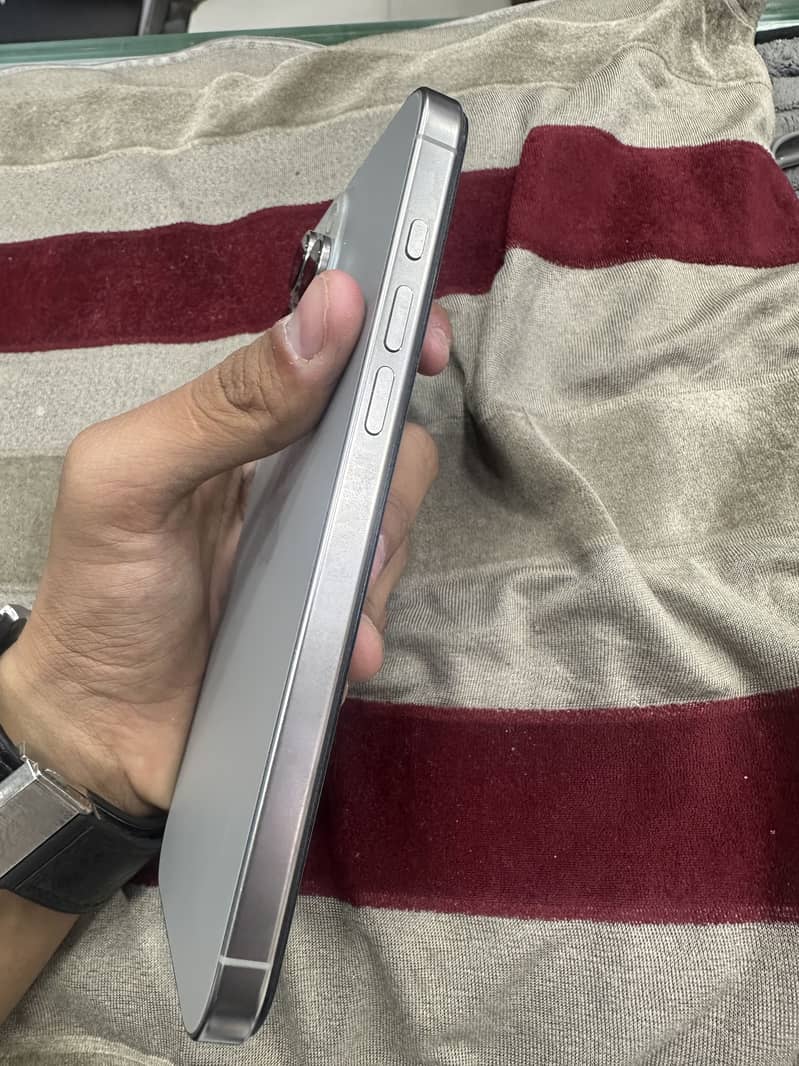 Apple iPhone 16 Pro Max 0