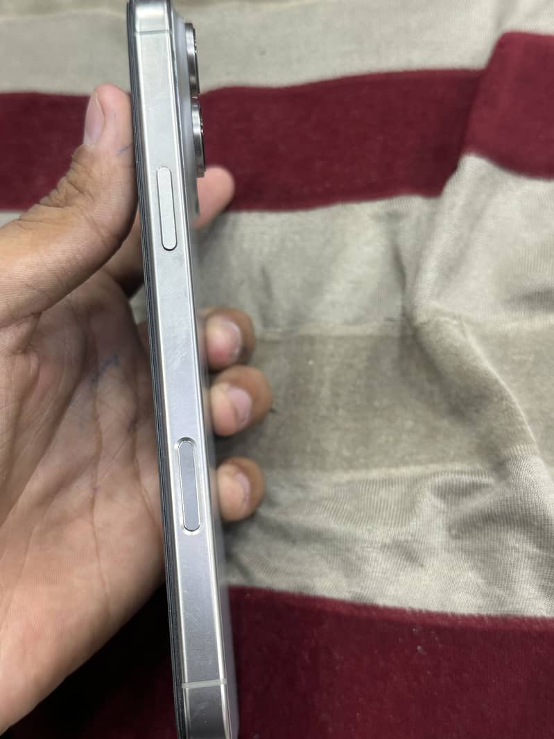 Apple iPhone 16 Pro Max 1