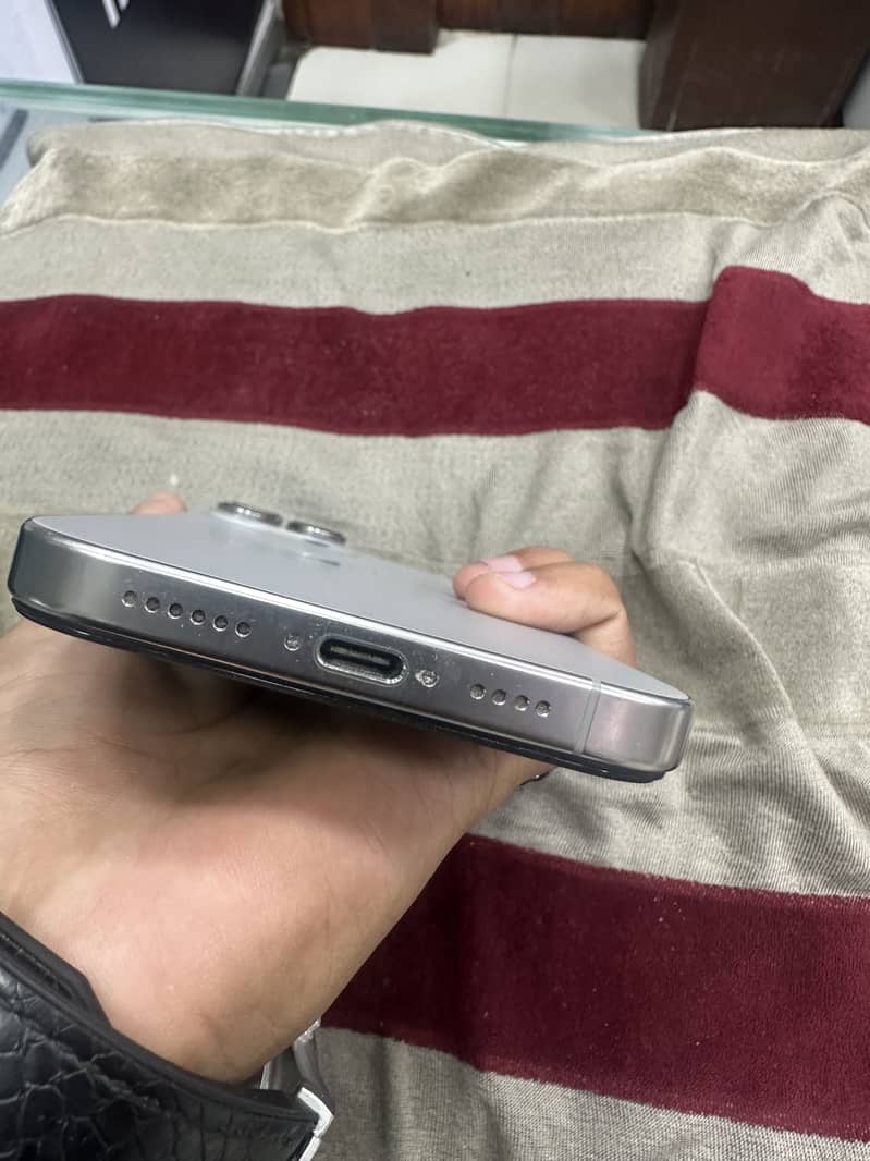 Apple iPhone 16 Pro Max 2