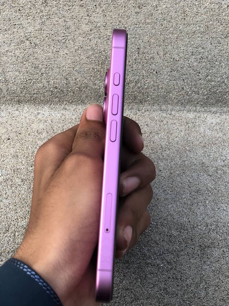 Apple iPhone 16 6