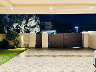 ONE KANAL BEAUTIFULL HOUSE AVAILABLE FOR RENT IN DHA PHASE 1