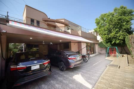 ONE KANAL BEAUTIFULL SAMI FURNISHED HOUSE AVAILABLE FOR RENT IN DHA PHASE 4