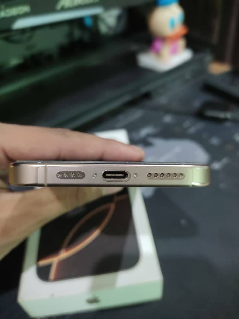 Apple iPhone 16 Pro Max 8