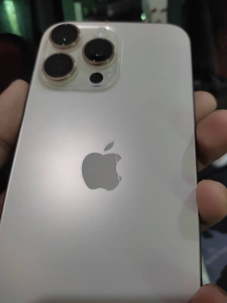 Apple iPhone 16 Pro Max 10