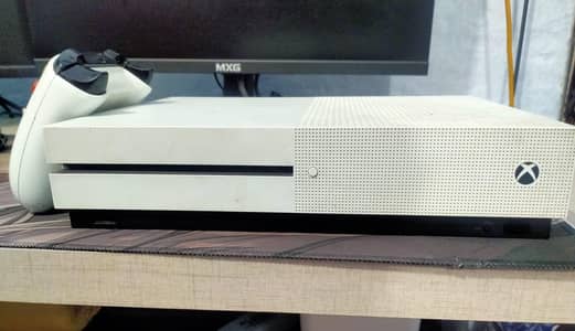 Selling my Xbox One S 1TB in 9/10 condition