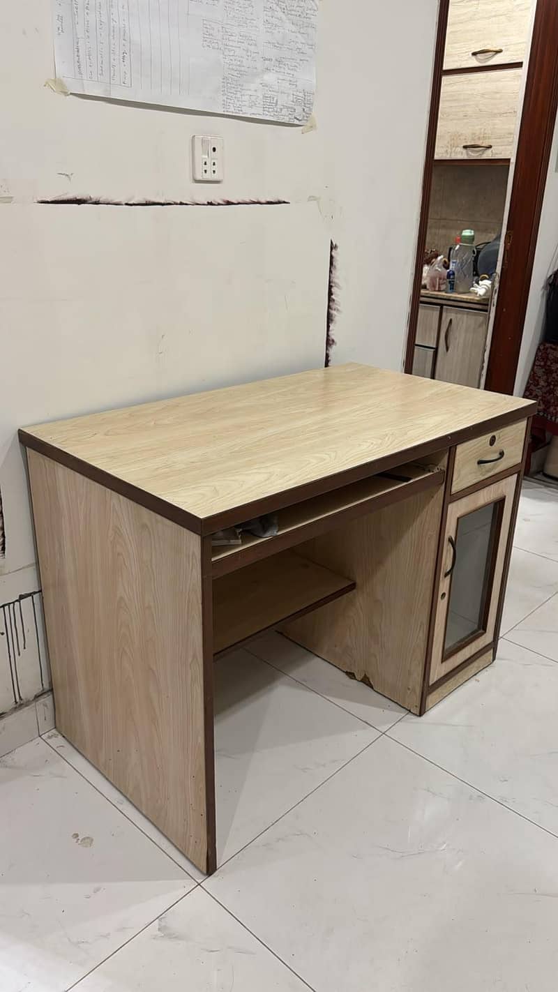 Study table / desk 1