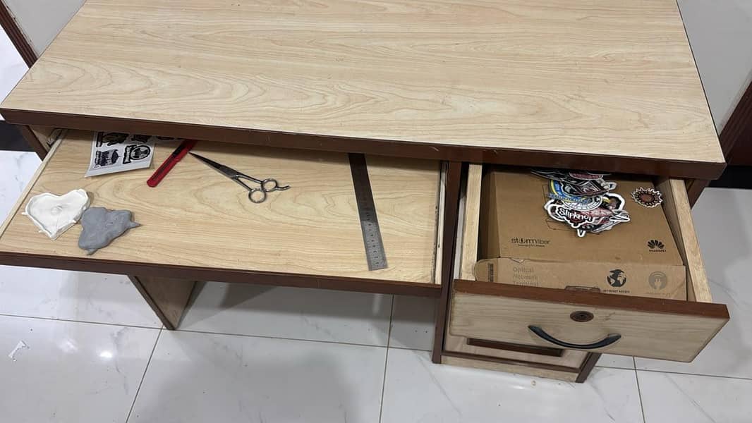 Study table / desk 3