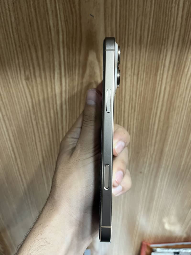 Apple iPhone 16 Pro Max 2