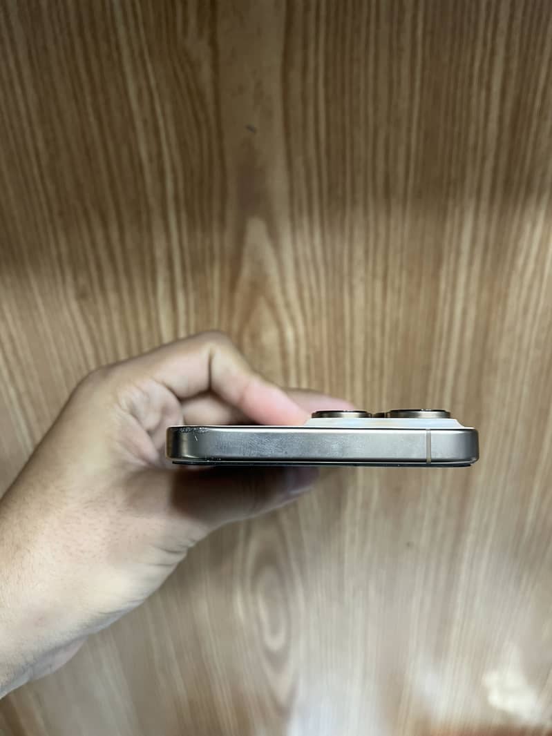 Apple iPhone 16 Pro Max 4