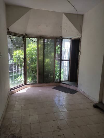 2 Bed Spacious Apartment Prime Location Gulberg 3
