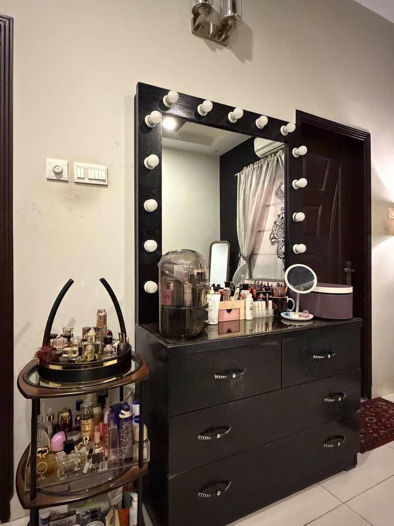Complete Bedroom Set (Bed + 2 Side Tables + Dressing Table) 5