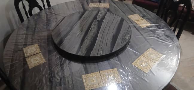 Round Dinng table with chairs