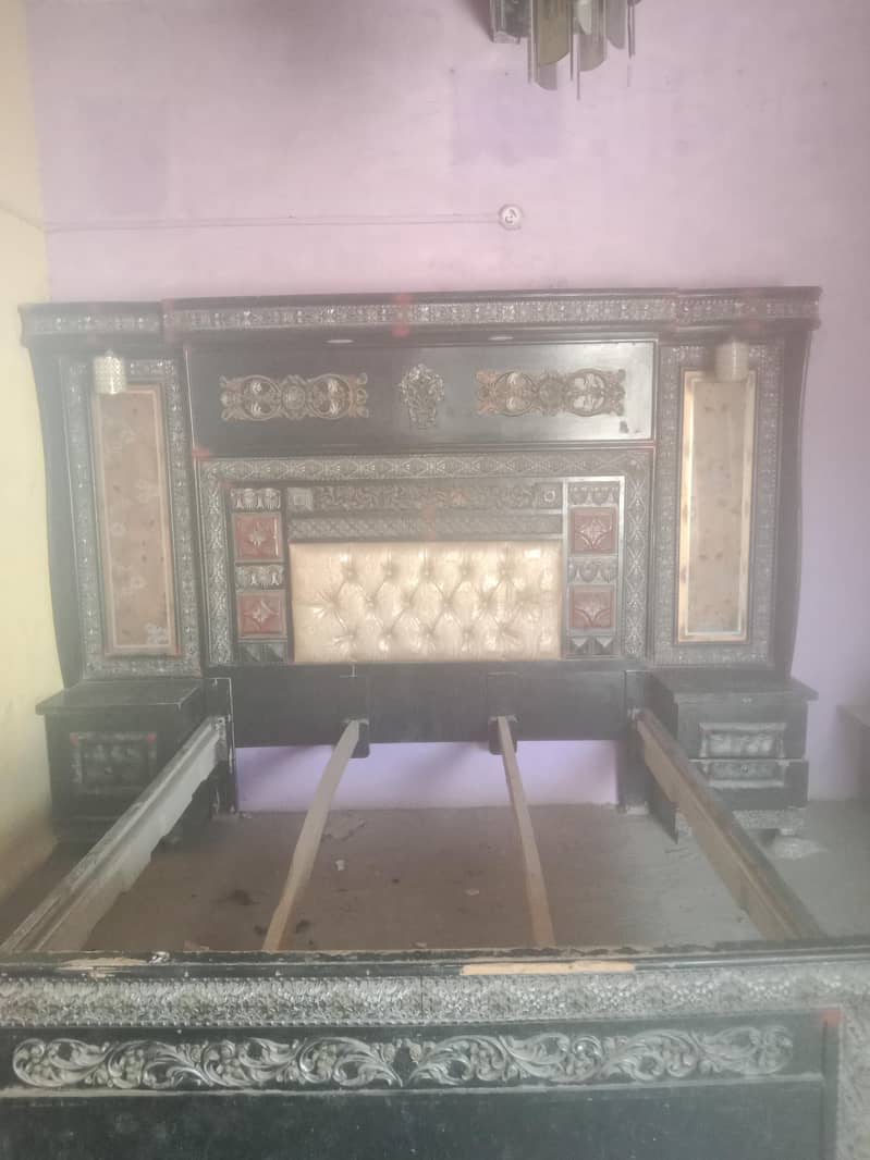 دو سال پرانا بیڈ ہے سیل کر رہا ہوں 40 ہزار کا بغیر میٹرس کے 1