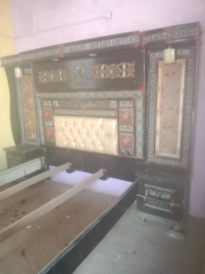 دو سال پرانا بیڈ ہے سیل کر رہا ہوں 40 ہزار کا بغیر میٹرس کے 6