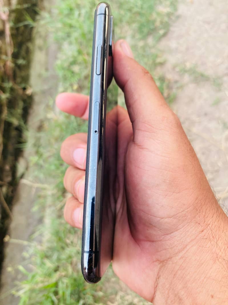 Apple iPhone X 4