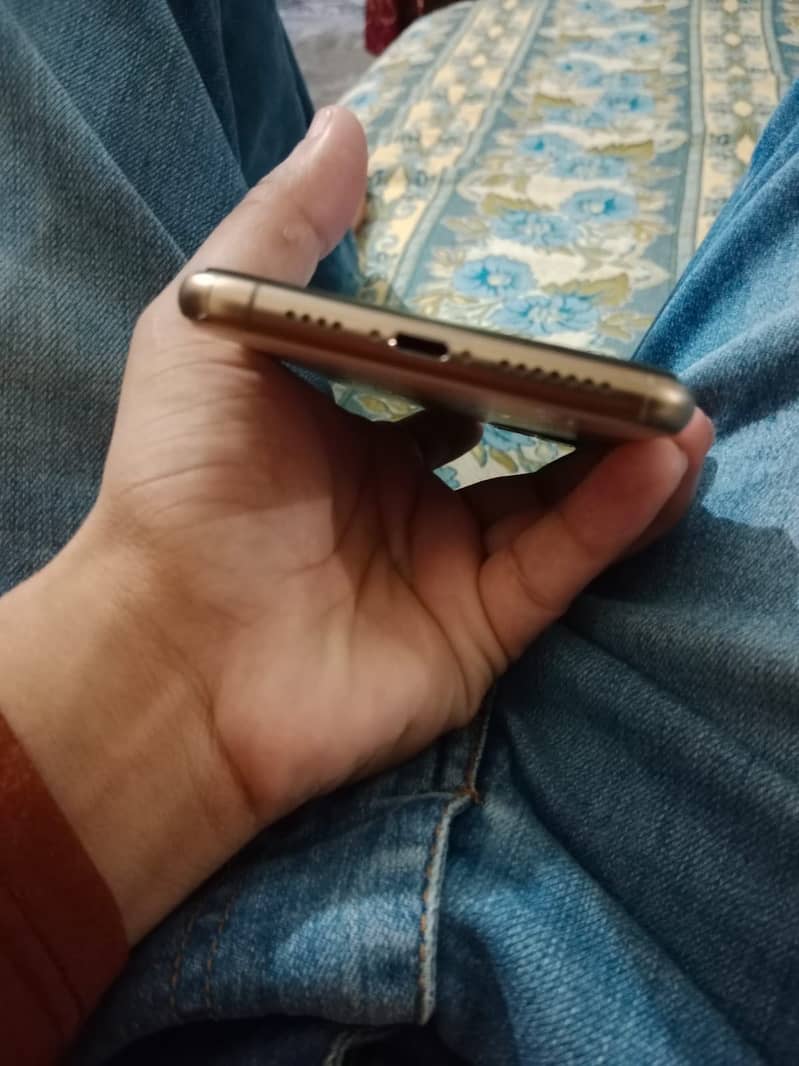 Apple iPhone 11 Pro Max 4