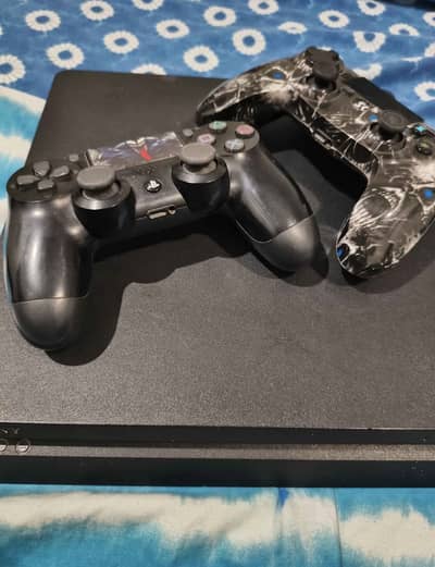 PS4 Slim 1tb two Controllers