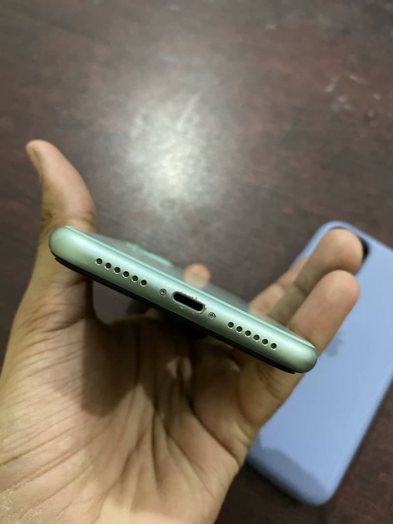 Apple iPhone 11 4