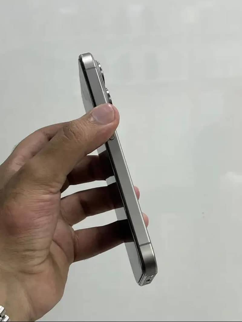 Apple iPhone 15 Pro Max 2