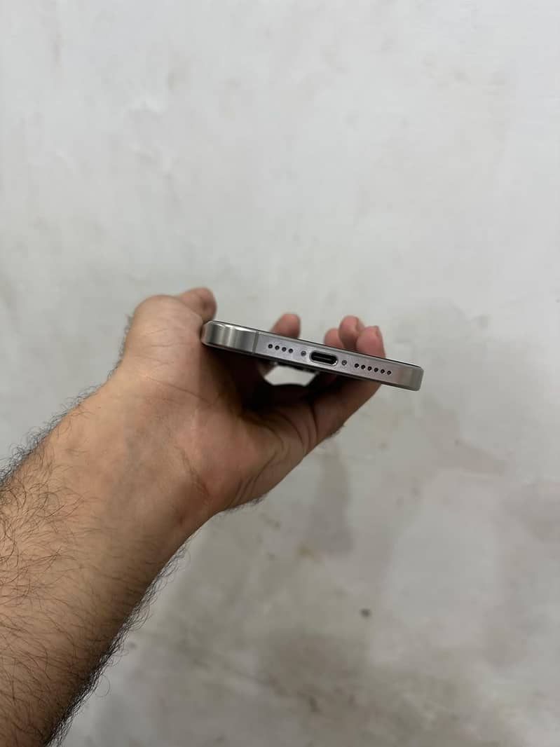 Apple iPhone 15 Pro Max 4